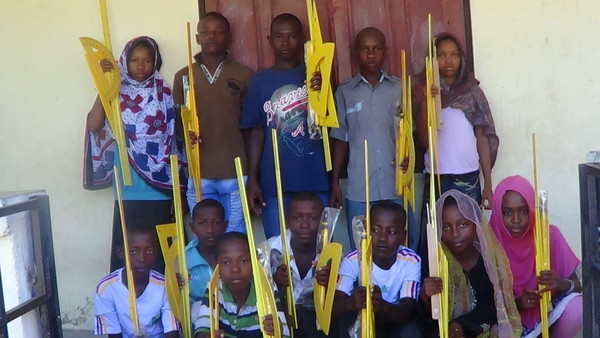 Des écoliers de l'école primaire publique de Hahaya exhibe les materiaux acheté grâce à l'argent de L'AJEH